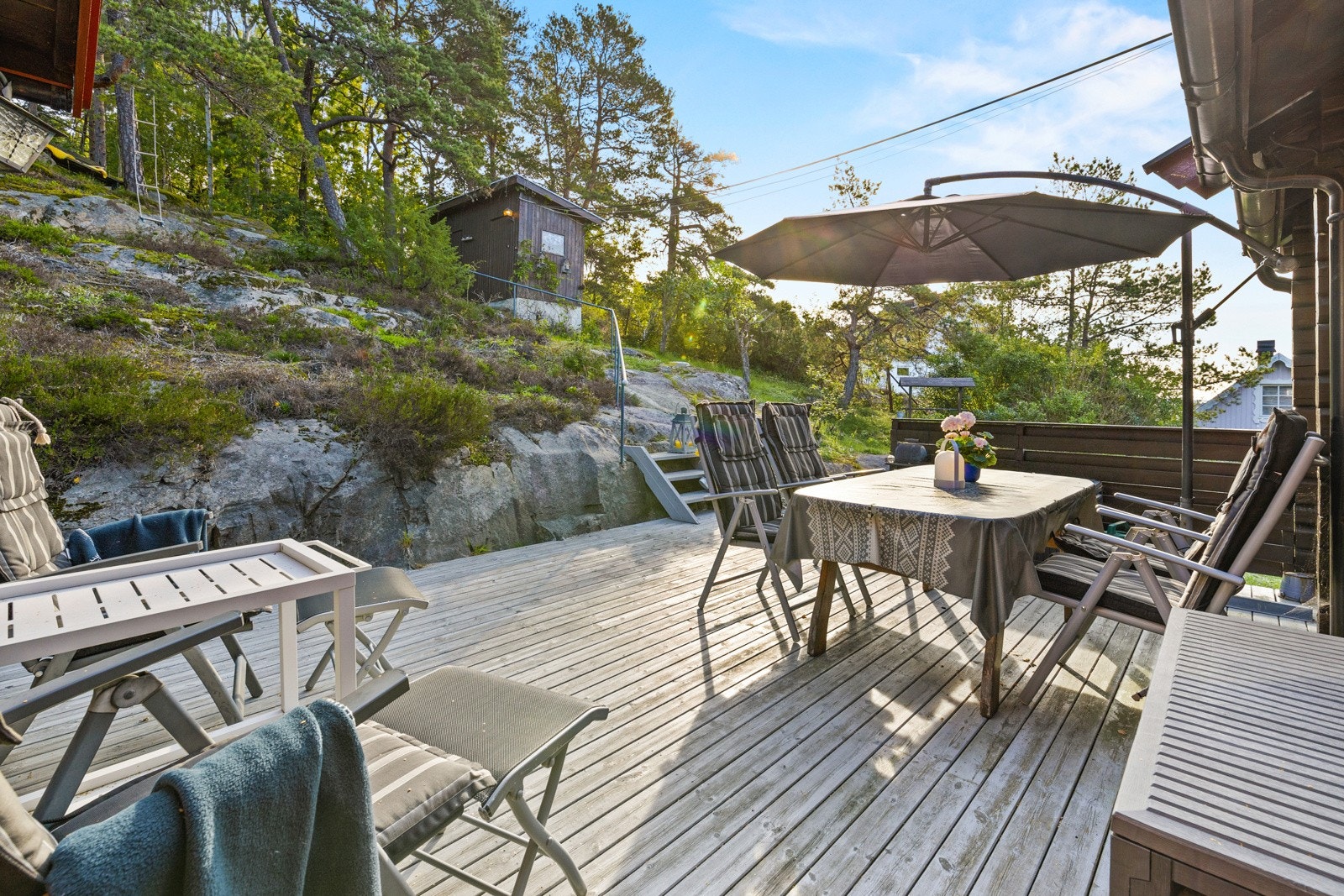 Det er flere lune og usjenerte uteplasser på eiendommen. Galleribilde