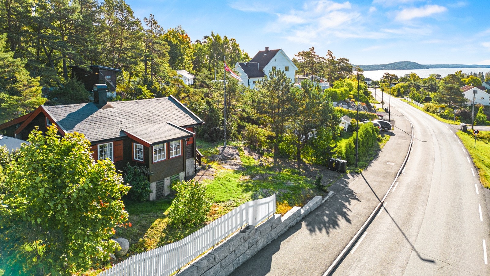 Hytta ligger sentralt til med gangavstand til fjorden og med enkel adkomst. Galleribilde