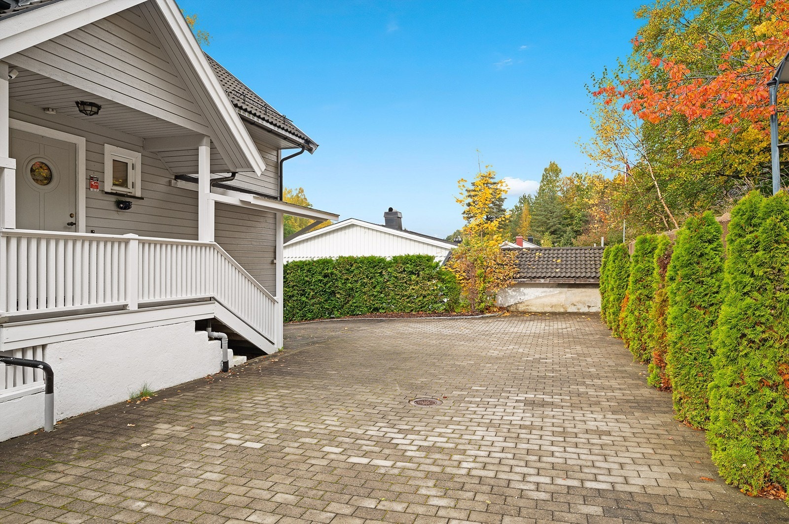 Meget romslig gårdsplass Galleribilde