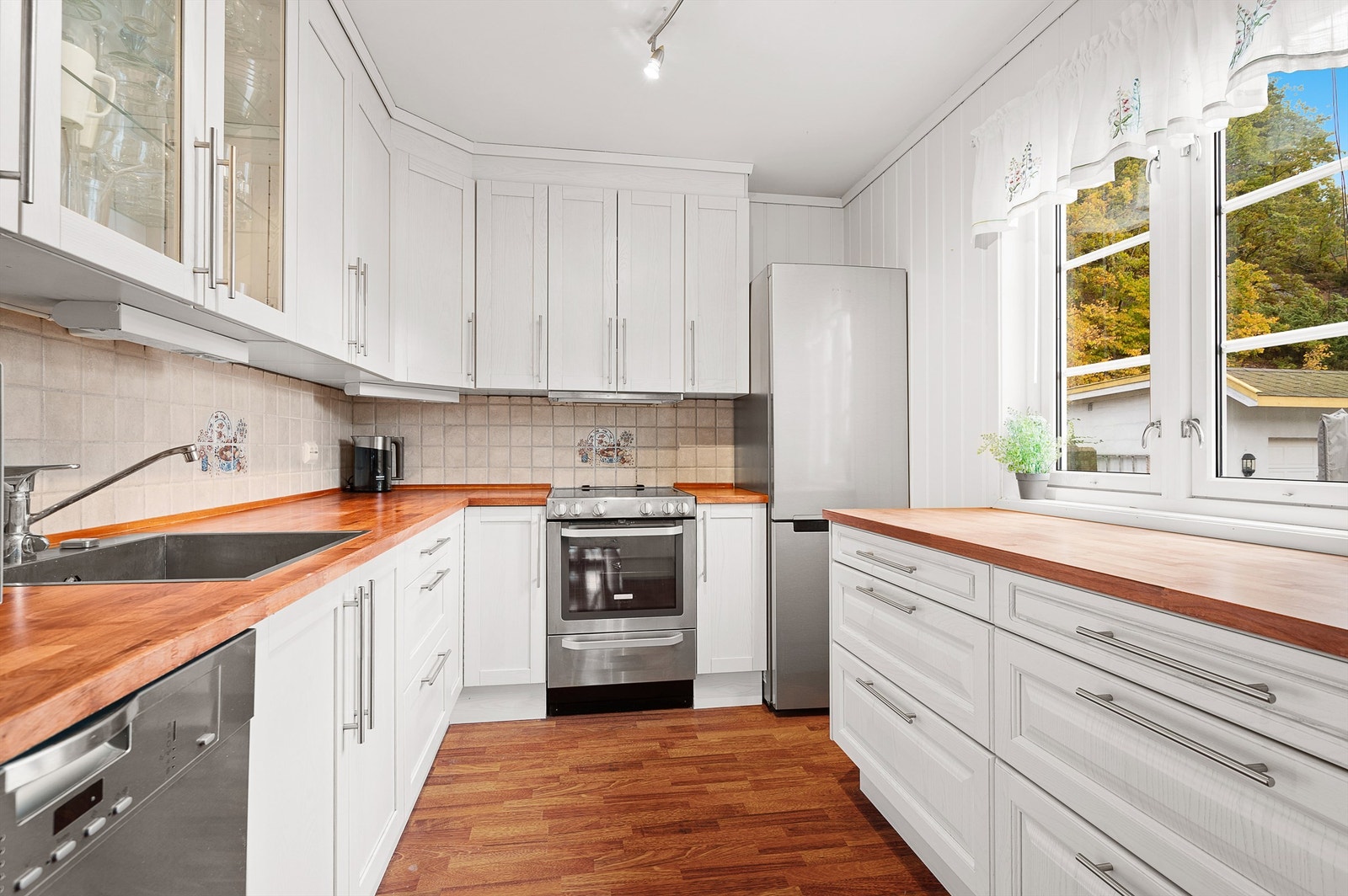 Godt med skap og benkplass Galleribilde