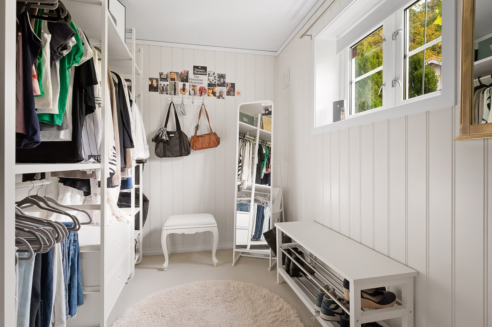 Omkledningsrom i kjeller Galleribilde