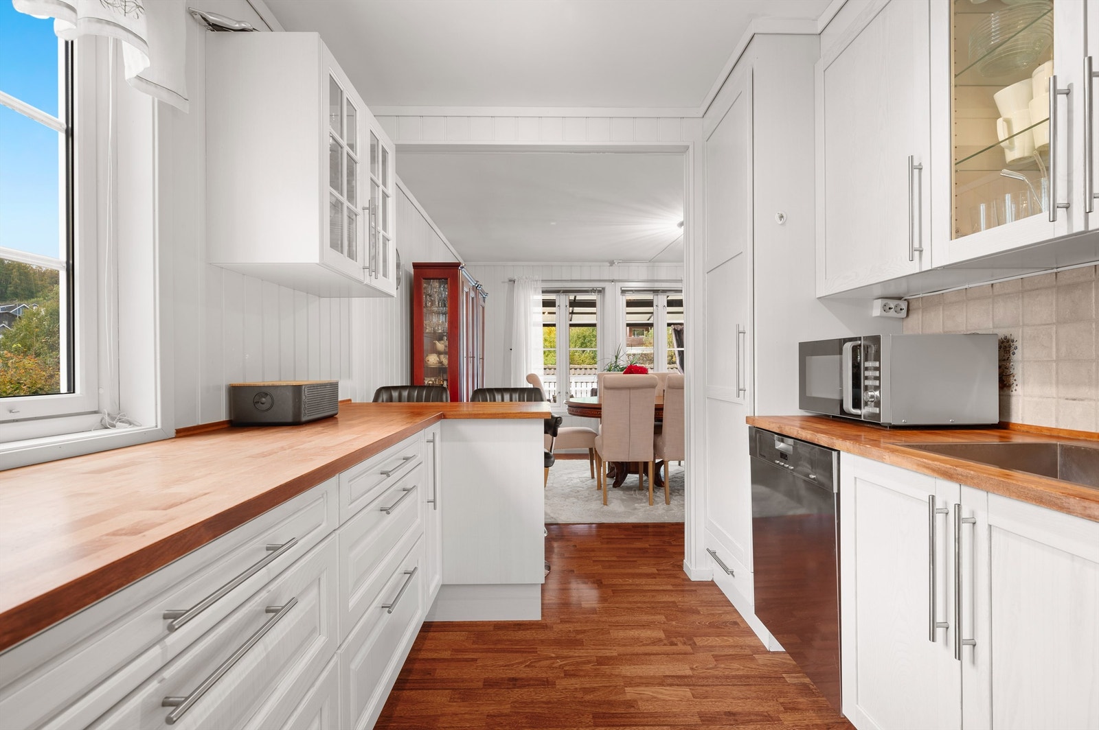 Kjøkken i en åpen løsning mot spisestuen Galleribilde