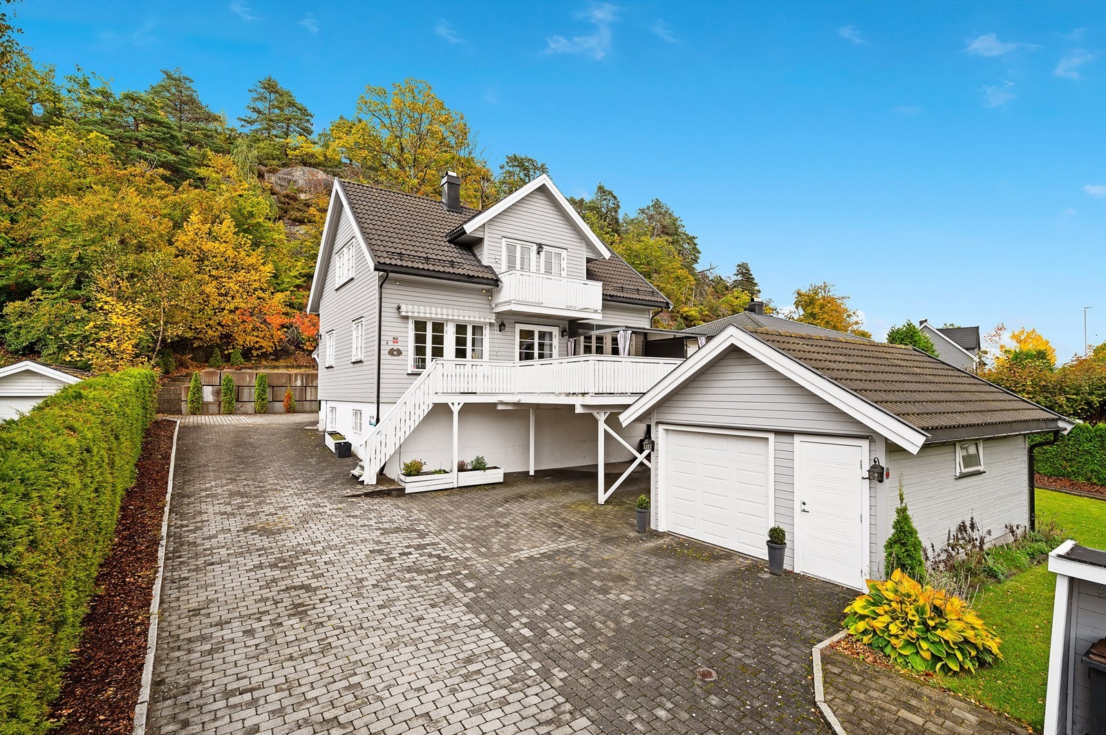 Stor og romslig innkjørsel med stor gårdsplass på baksiden Galleribilde