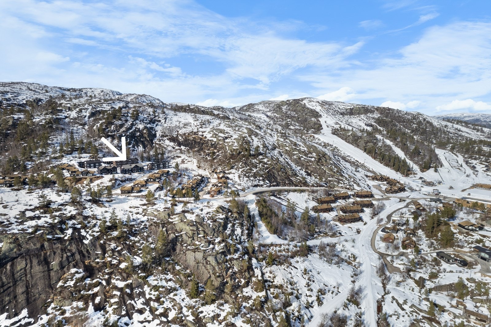 Kort vei til alt på Bortelid! Litt opp i høyden, da får man god oversikt! Galleribilde