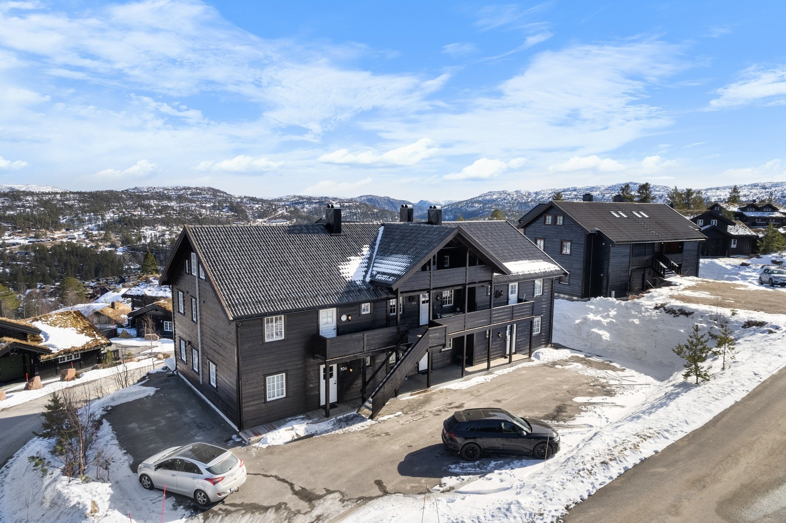 Flott velholdt leiligheten med nydelig utsikt utover Bortelid, samt. kort vei til Skiområdene. Galleribilde