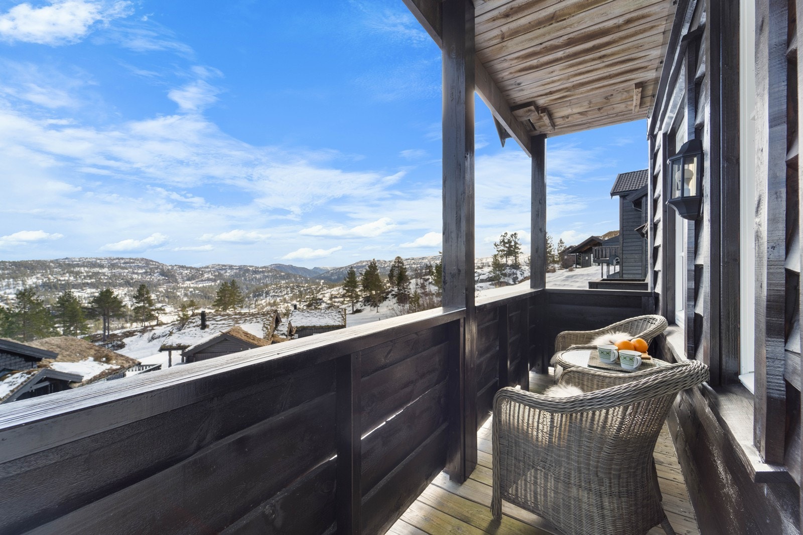 Fin plass til morgenkaffe! Utsikt over Bortlid sentrum. Hytten ligger like til siden for skisenteret. Galleribilde