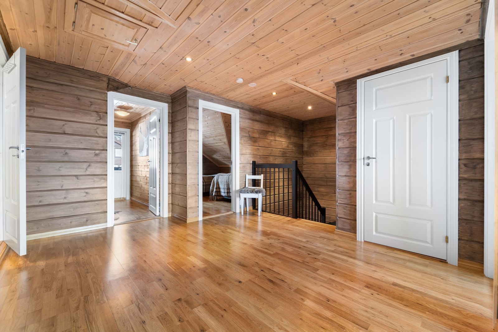 God plass på loftet med 3 soverom, bad, bod og loftstue. Galleribilde