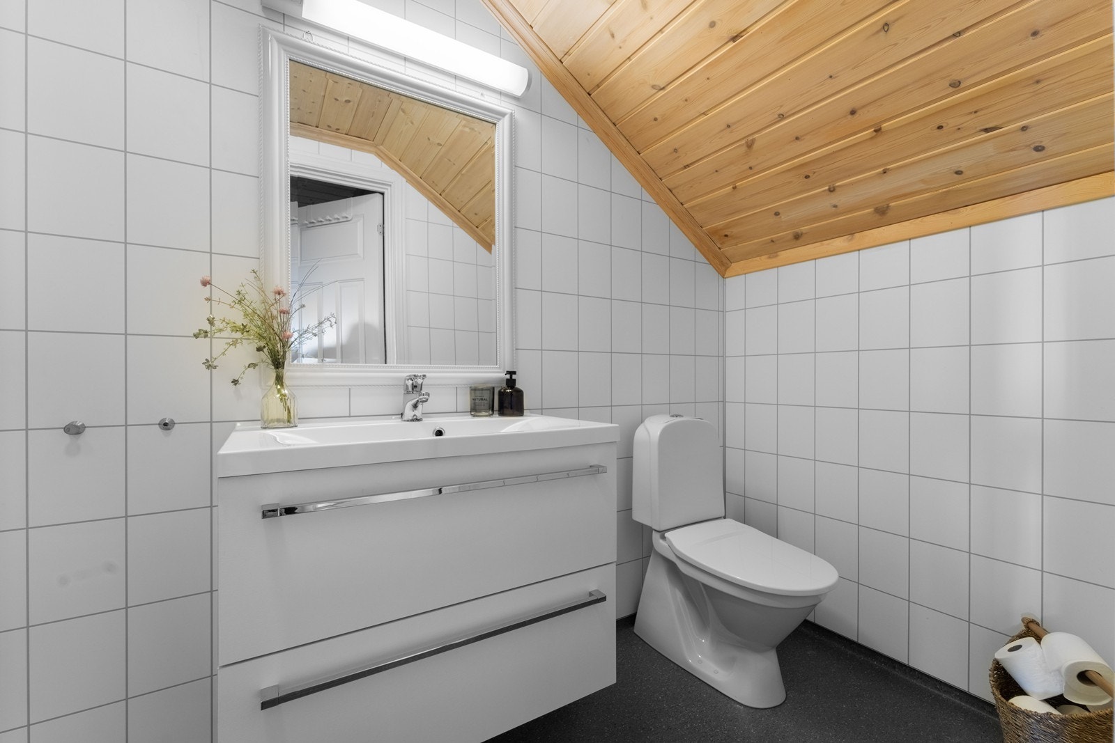 Bad på loftet med dusjkabinett. Galleribilde