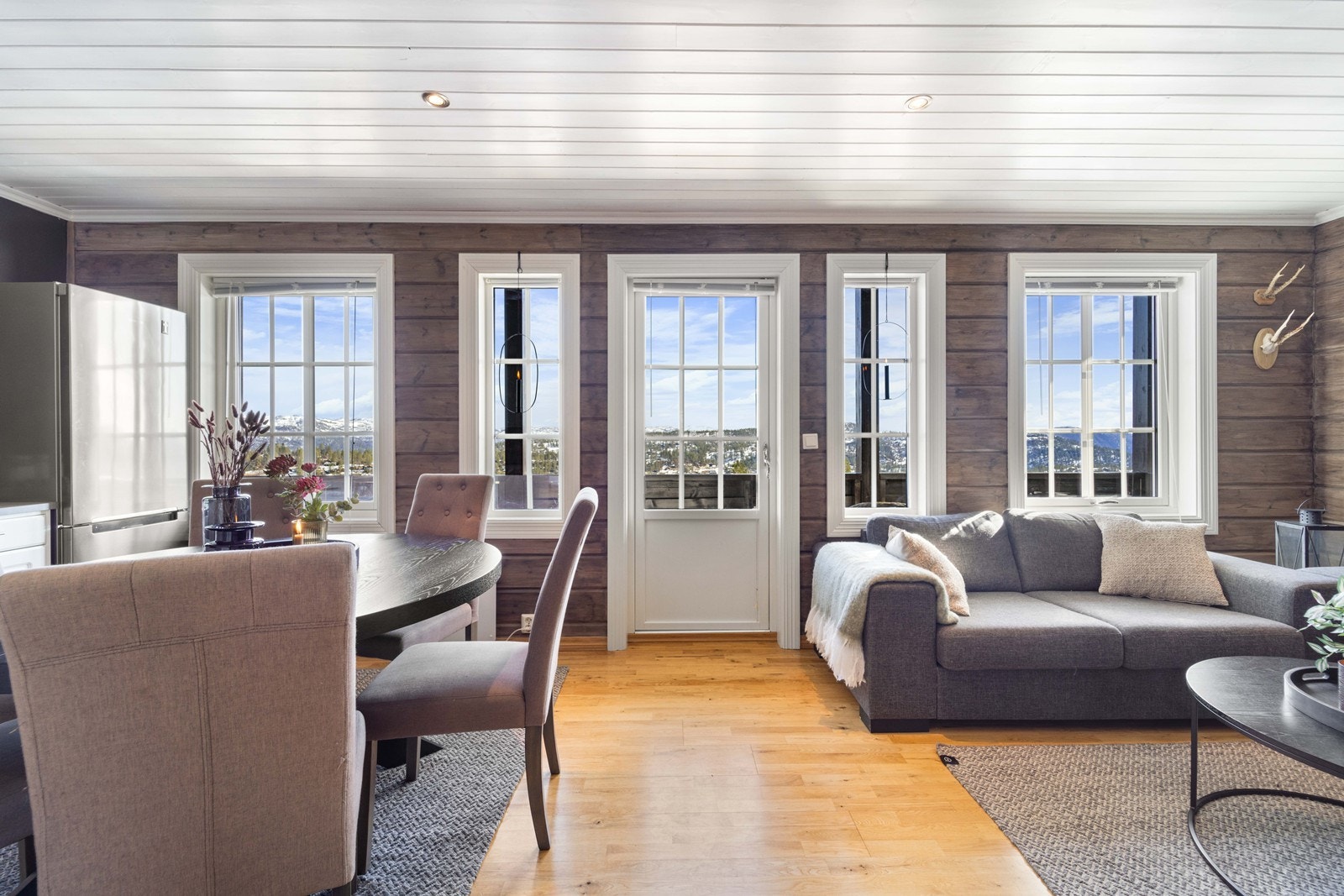 Godt med lysinnslag og balkong like utenfor døra. Galleribilde