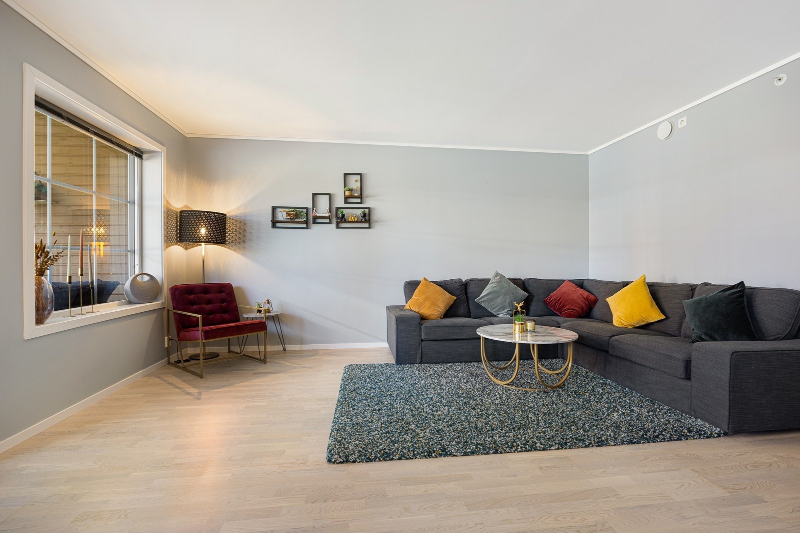 Lyst laminatgulv og nøytrale veggfarger gir rommet en moderne stil. Galleribilde