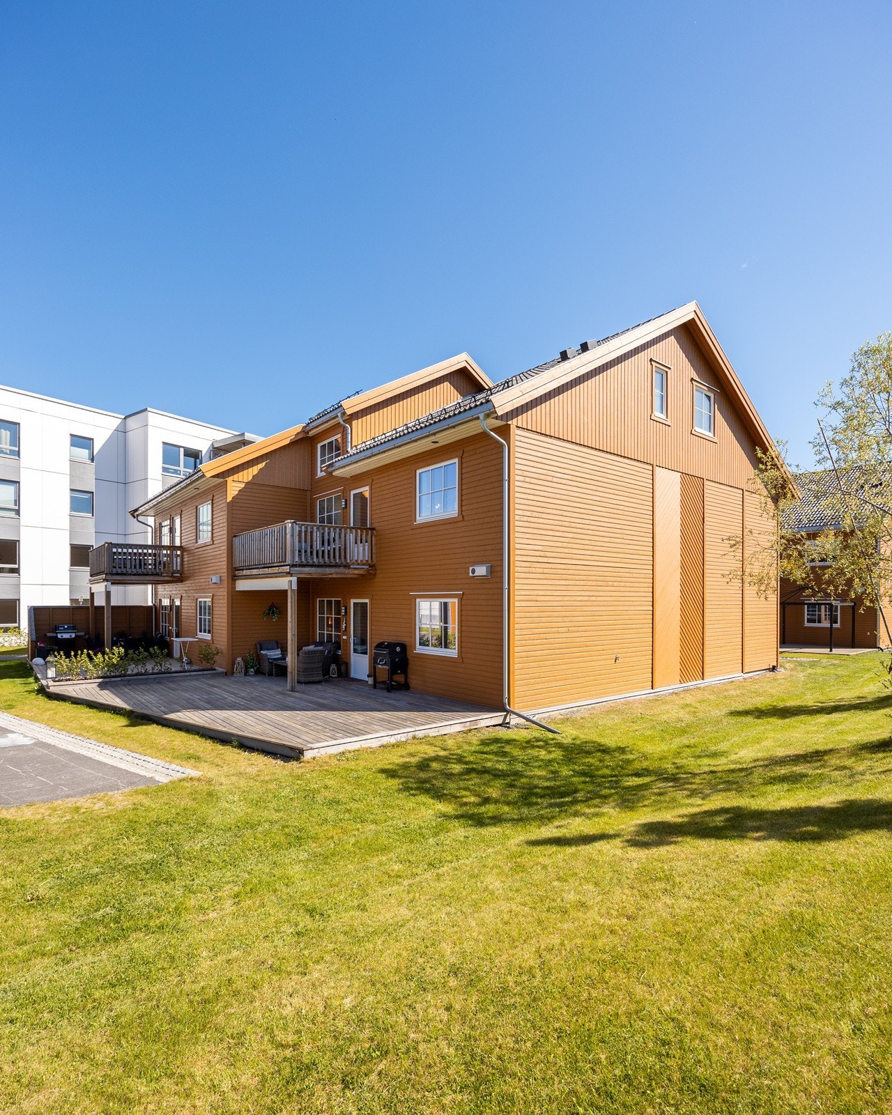 Med idyllisk markterrasse kan man nyte solfylte dager utomhus fullt ut. Galleribilde