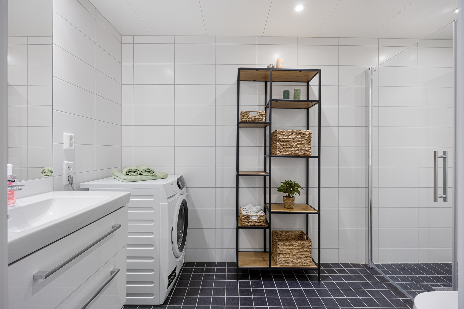 Det lyse badet har flislagte overflater, vannbåren gulvvarme, downlights og avtrekk via balansert ventilasjon. Galleribilde