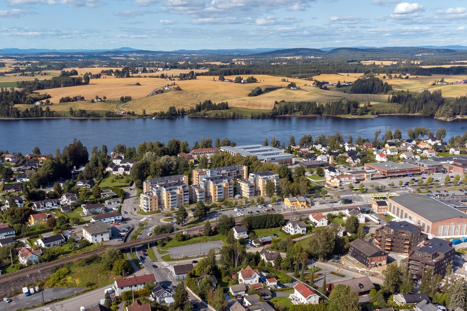 På andre siden av Glomma ligger Bingsfossen. Her er det fine sandstrender, svaberg og gode fiskemuligheter. Galleribilde
