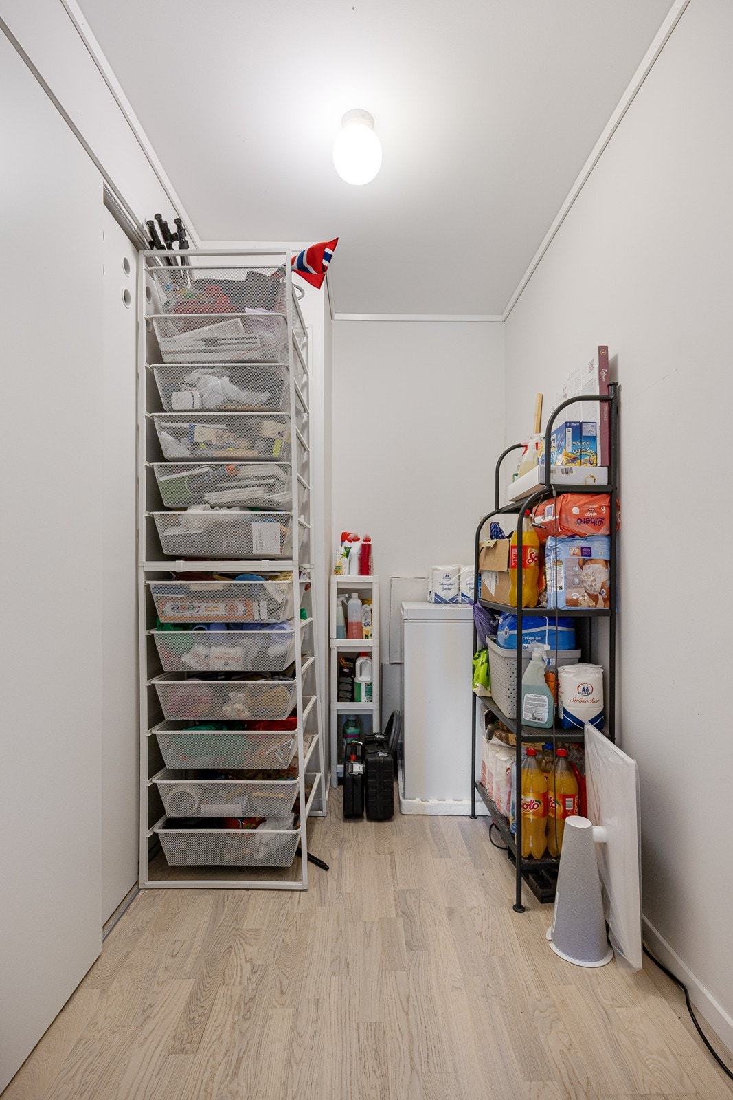 Ekstra lagringsplass er i en kombinert bod og teknisk rom inne i leiligheten. Galleribilde