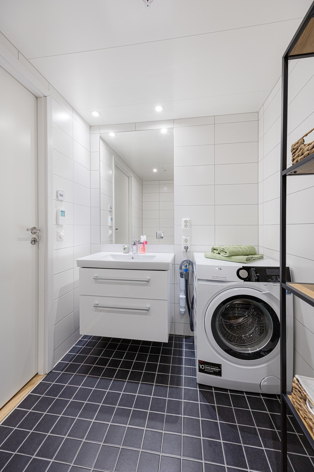 Badet er ellers utstyrt med veggmontert toalett, dusjnisje med dør i herdet glass, samt opplegg for vaskemaskin og tørketrommel. Galleribilde