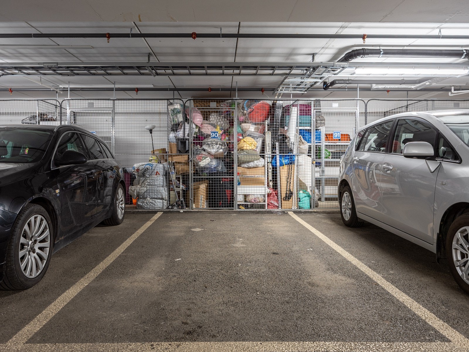 Leiligheten har en parkeringsplass i felles garasje med bod i bakkant. Det er klargjort opplegg for lader til elbil. Galleribilde