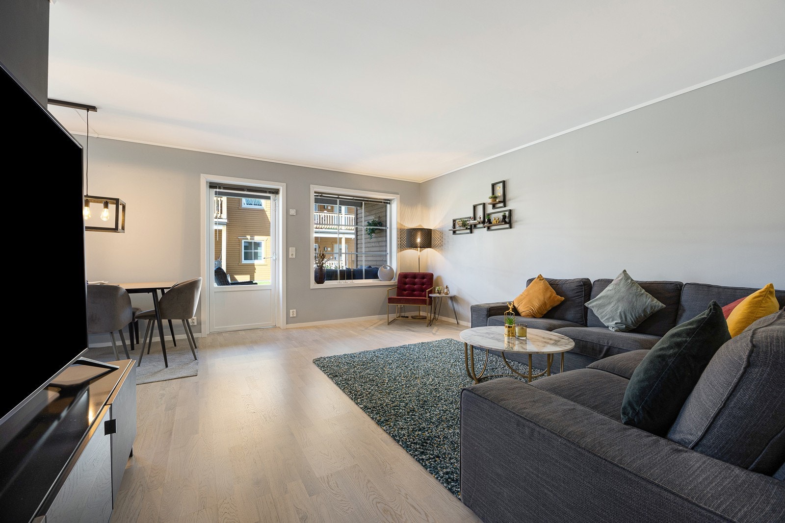 Stuen er innbydende med utgang til den store markterrassen, samt god plass for både hverdag og selskapeligheter. Galleribilde