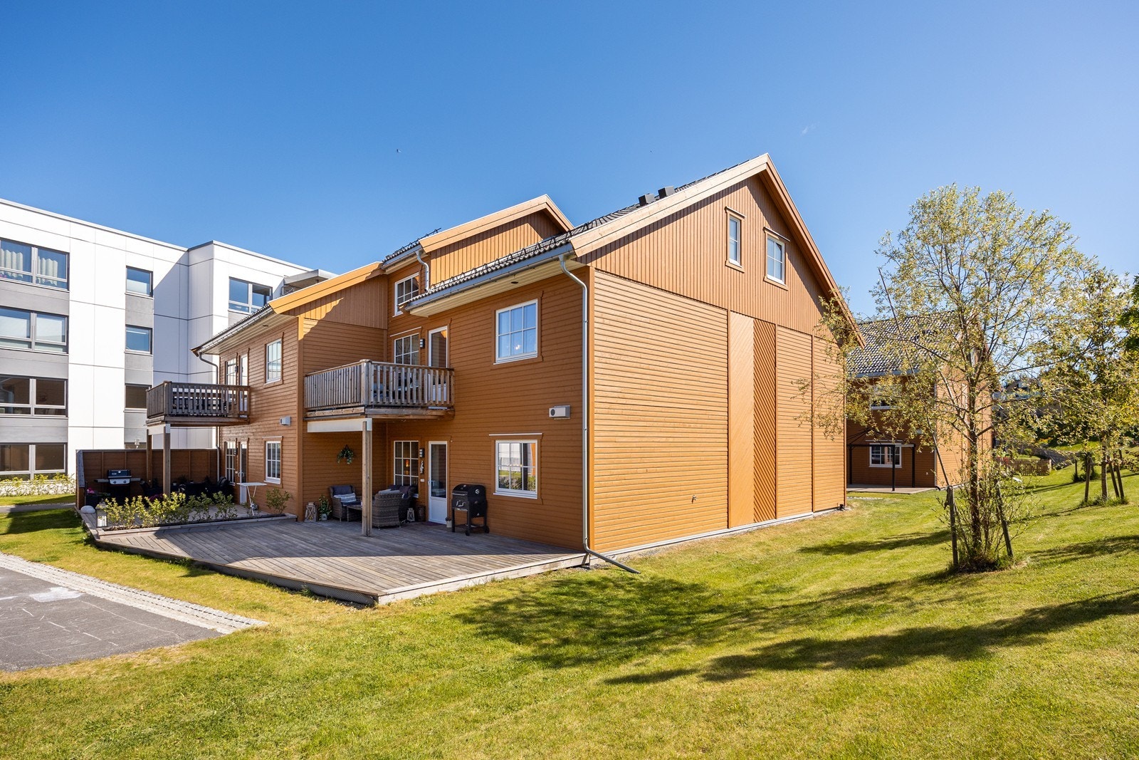 Like utenfor terrassen er det trivelig fellesareal som er pen opparbeidet med plen og beplantning. Galleribilde