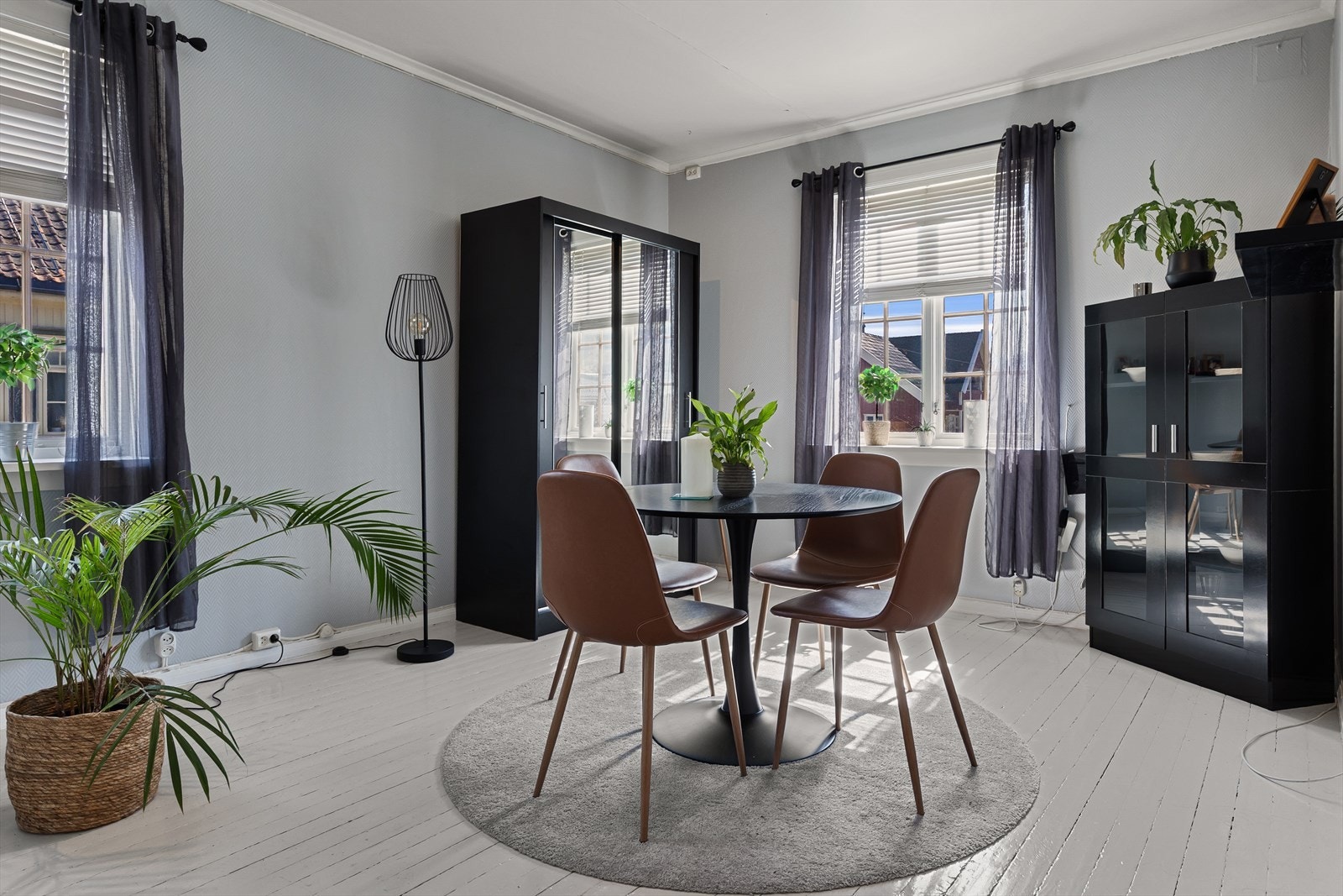 Det er også mulighet for å ha en romslig spisegruppe i leiligheten. Galleribilde