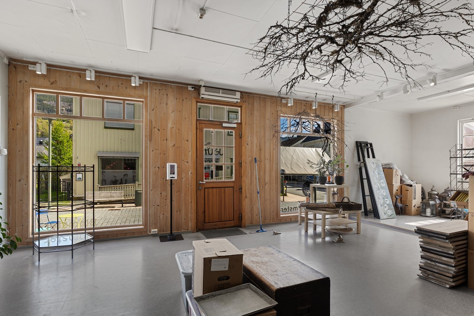 Velkommen inn i første etasje hvor det er butikklokale. Galleribilde