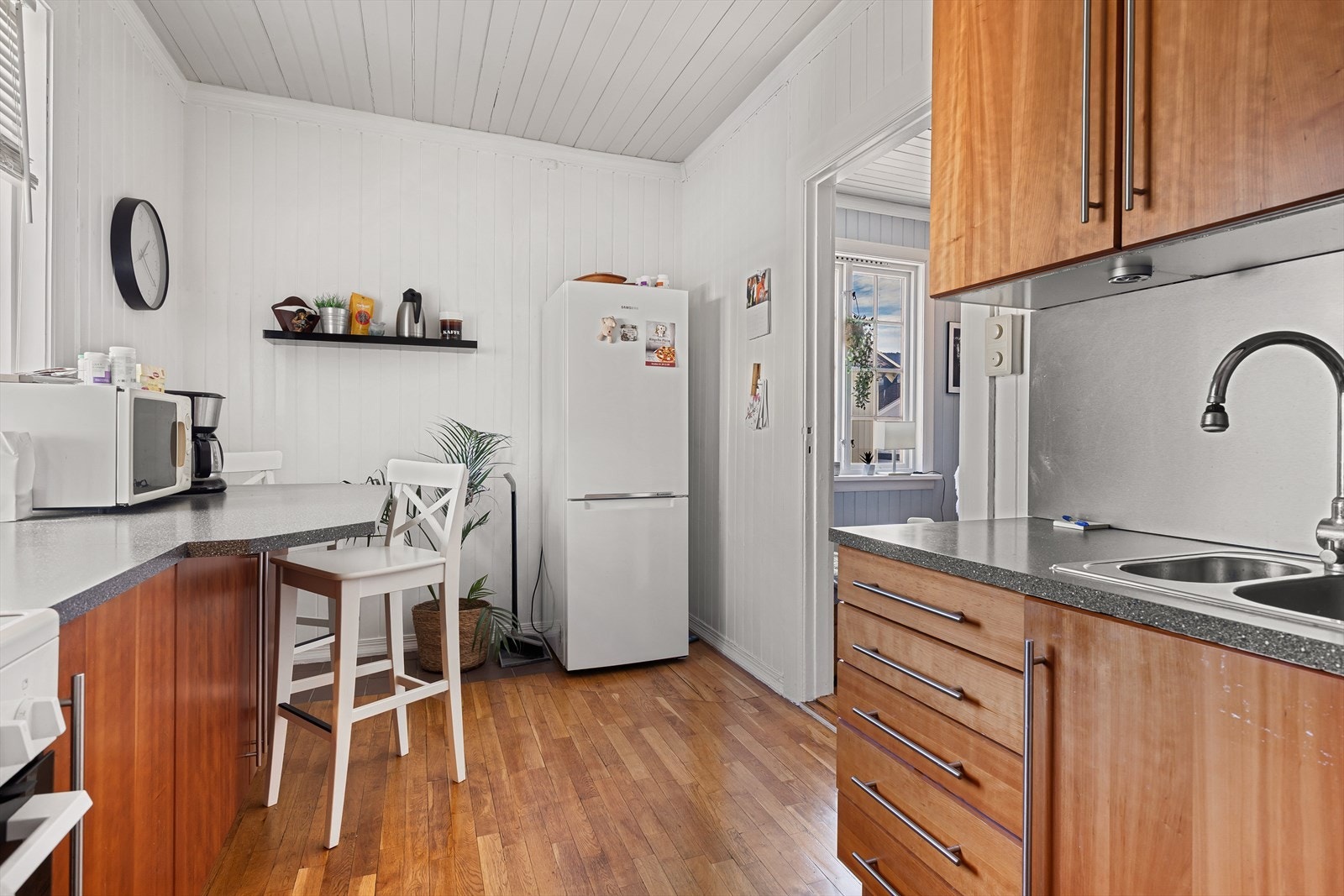 Innenfor stua er det et praktisk og romslig kjøkken.. Galleribilde