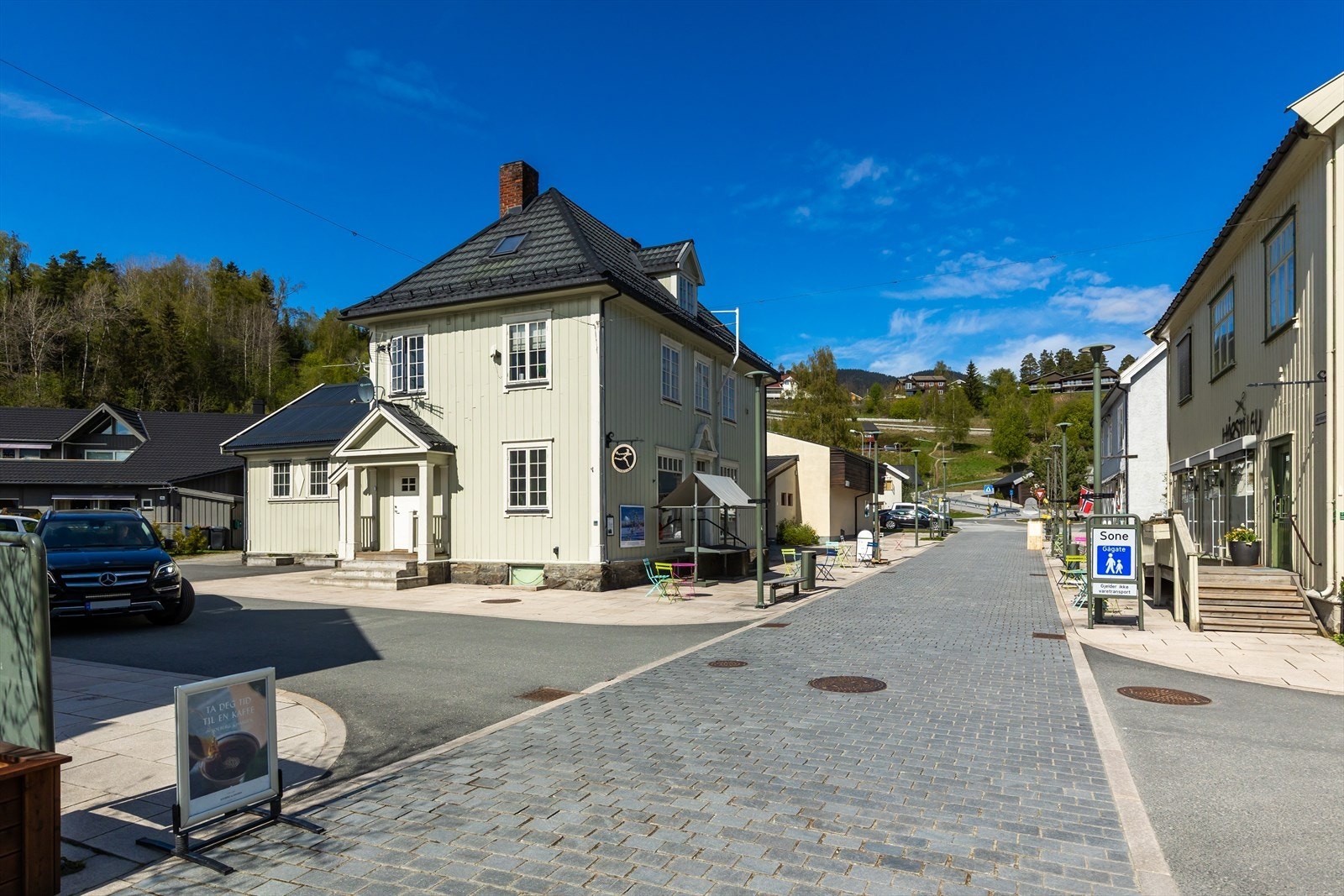Eiendommen ligger midt i gågata på Ringebu. Galleribilde