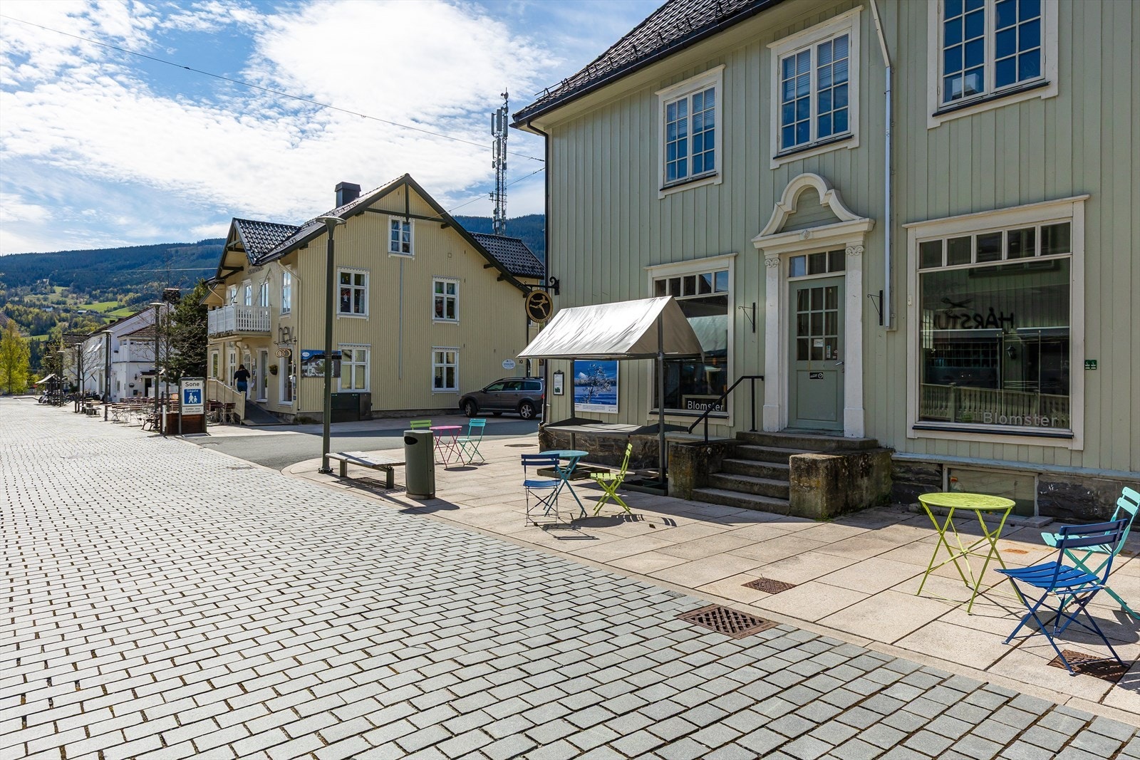 Kombinasjonsbygg med butikklokale i første etasje og to leiligheter i etasjene over. Galleribilde