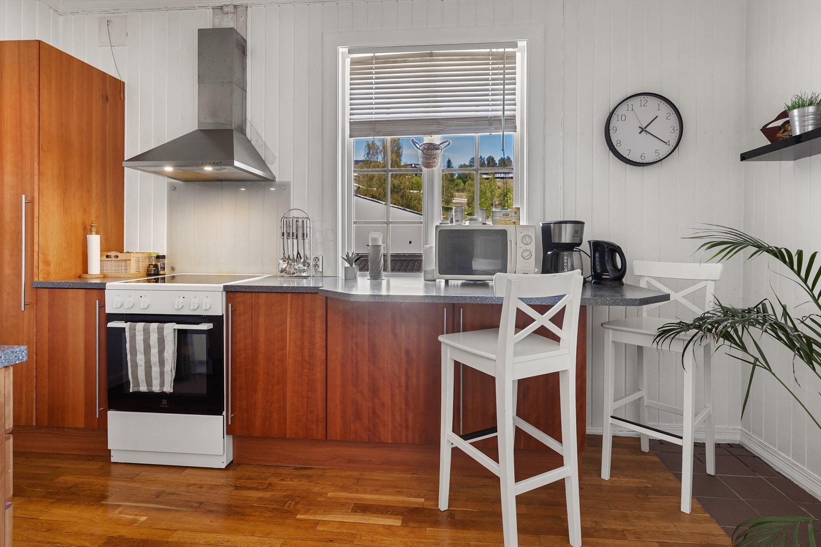 ..hvor man også kan bruke kjøkkenbenken som bord. Galleribilde