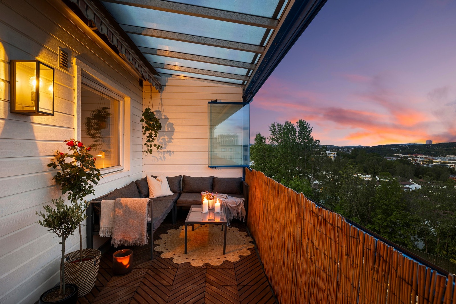 Fra stuen er det utgang til en romslig, innglasset balkong på ca. 14 kvm med treplatting. Galleribilde