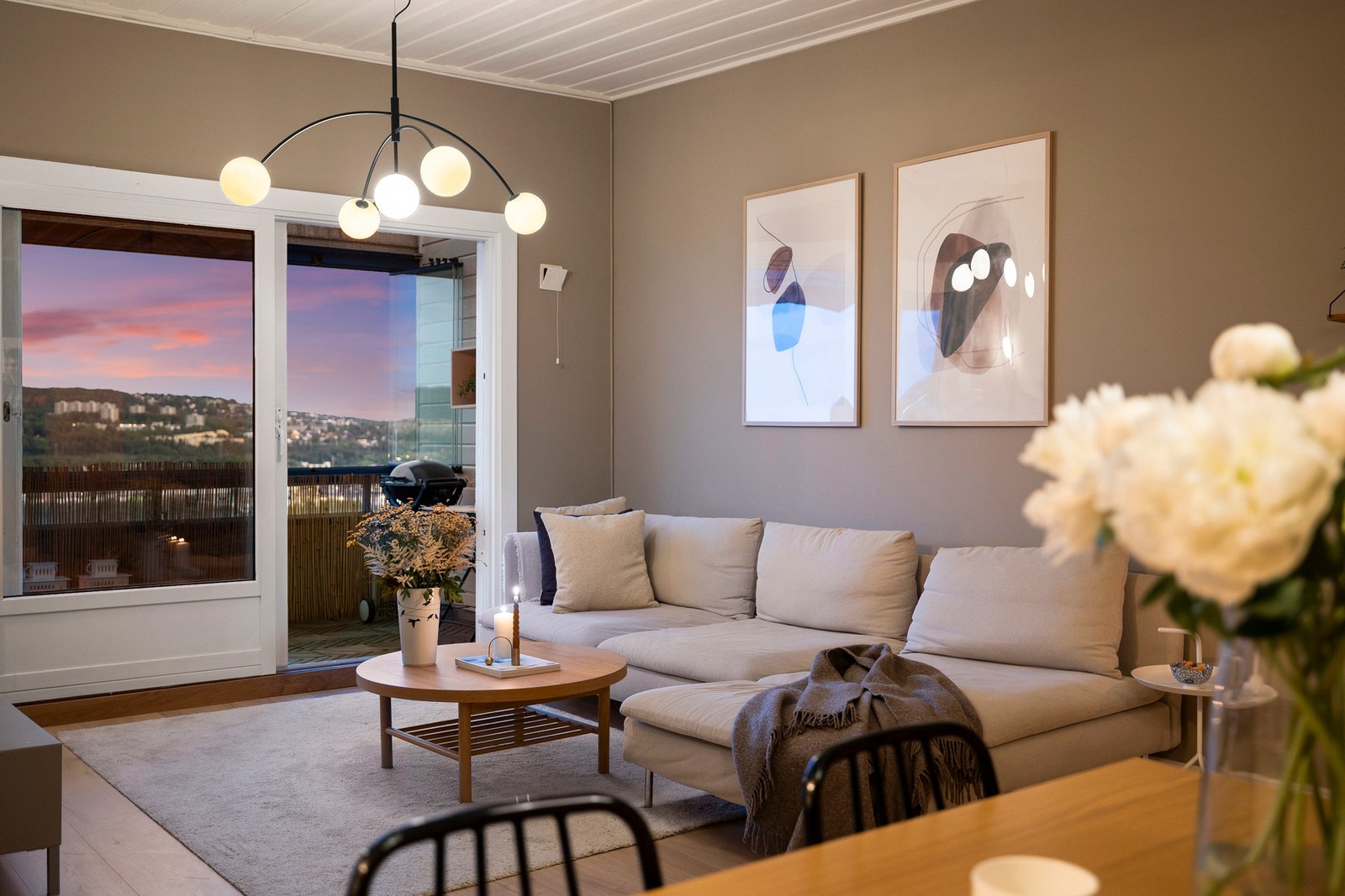 Leiligheten byr på blant annet lekkert bad fra 2022, nytt gulv fra 2024, ny Aduro-peisovn fra 2025 og en solrik, innglasset balkong. Galleribilde