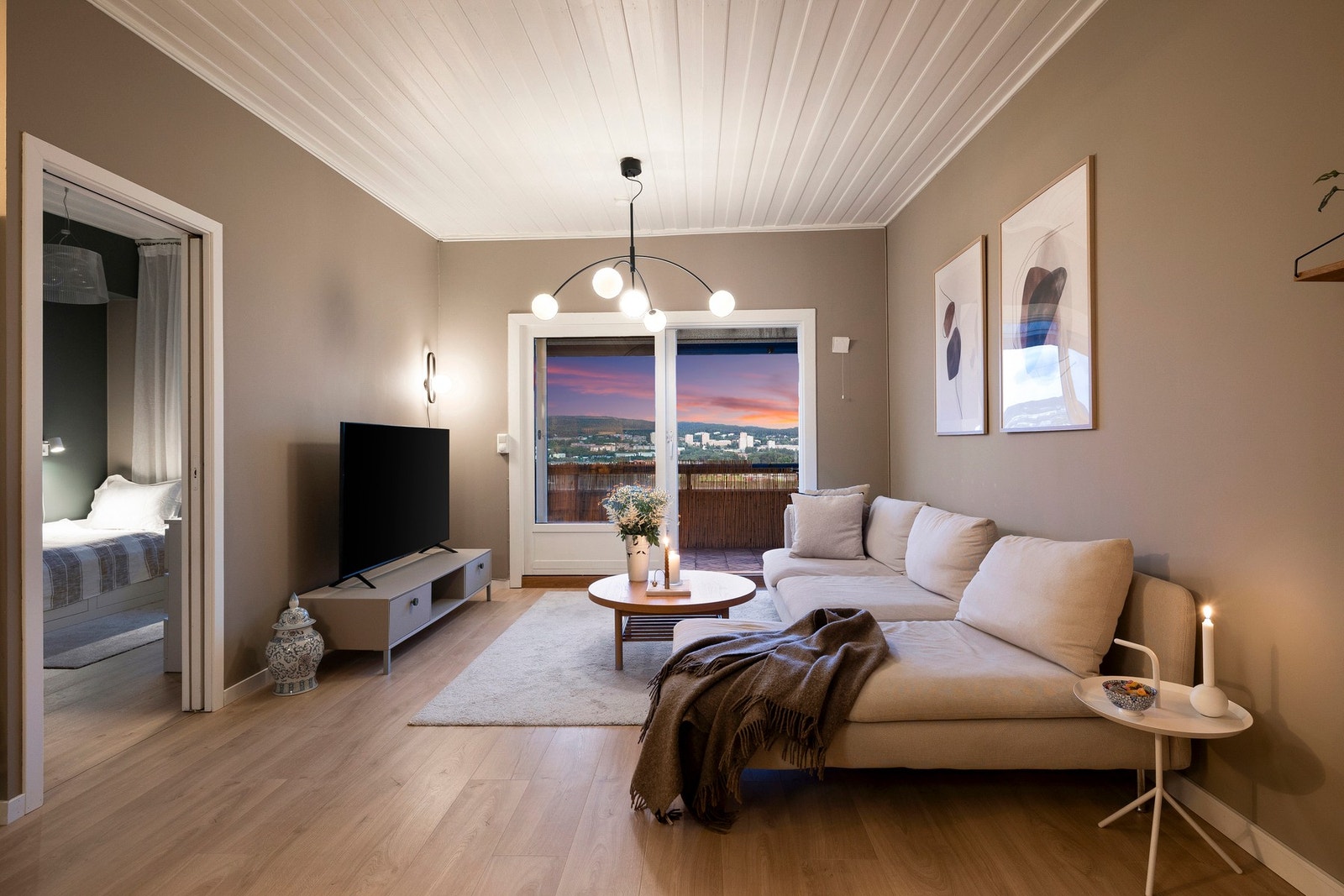 Leiligheten byr på blant annet lekkert bad fra 2022, nytt gulv fra 2024, ny Aduro-peisovn fra 2025 og en solrik, innglasset balkong. Galleribilde