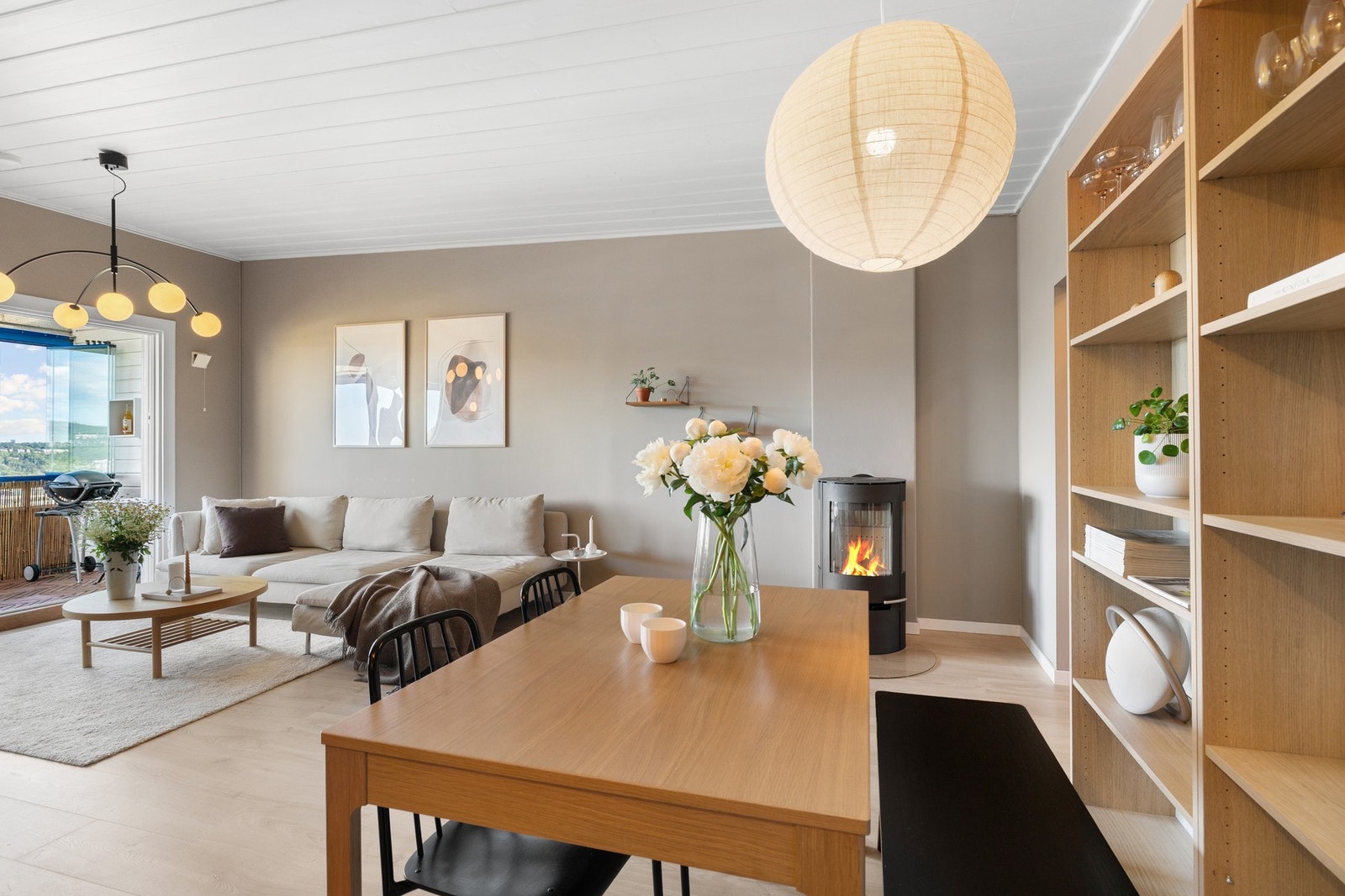 Det er god plass til både sofagruppe og spisebord. Galleribilde