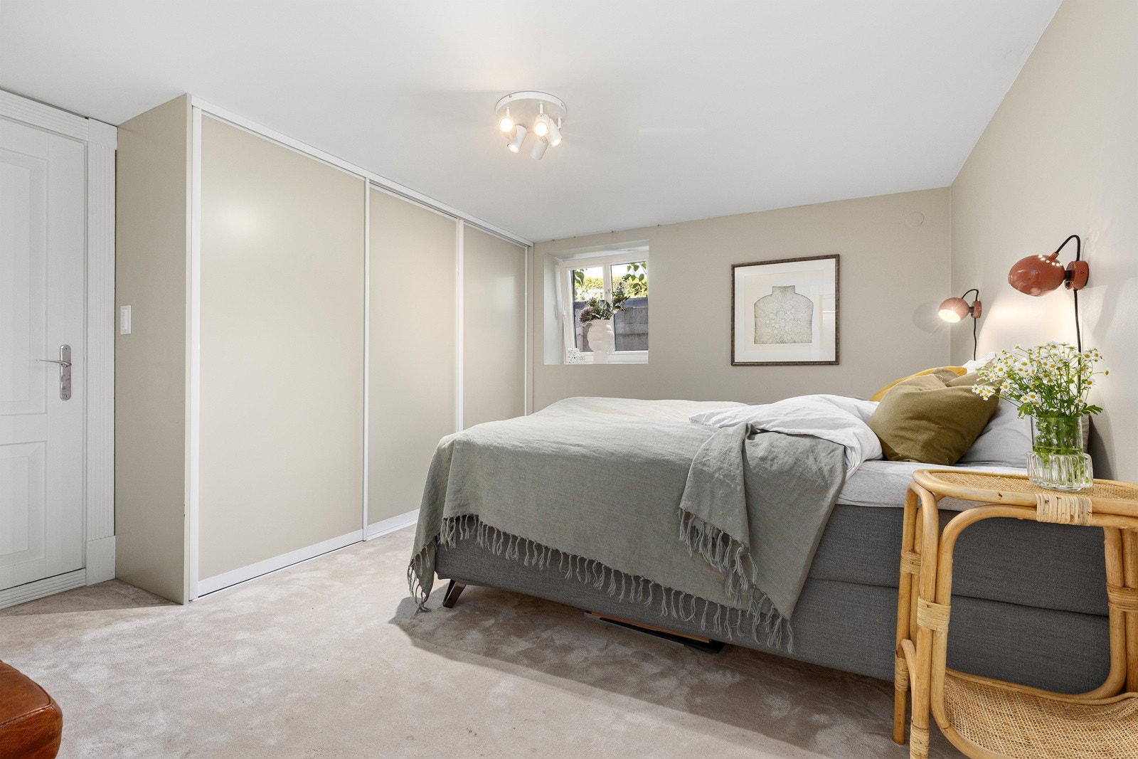 Etasjen har tre godkjente soverom. Selger opplever etasjen som kjølig spesielt på varme sommerdager Galleribilde