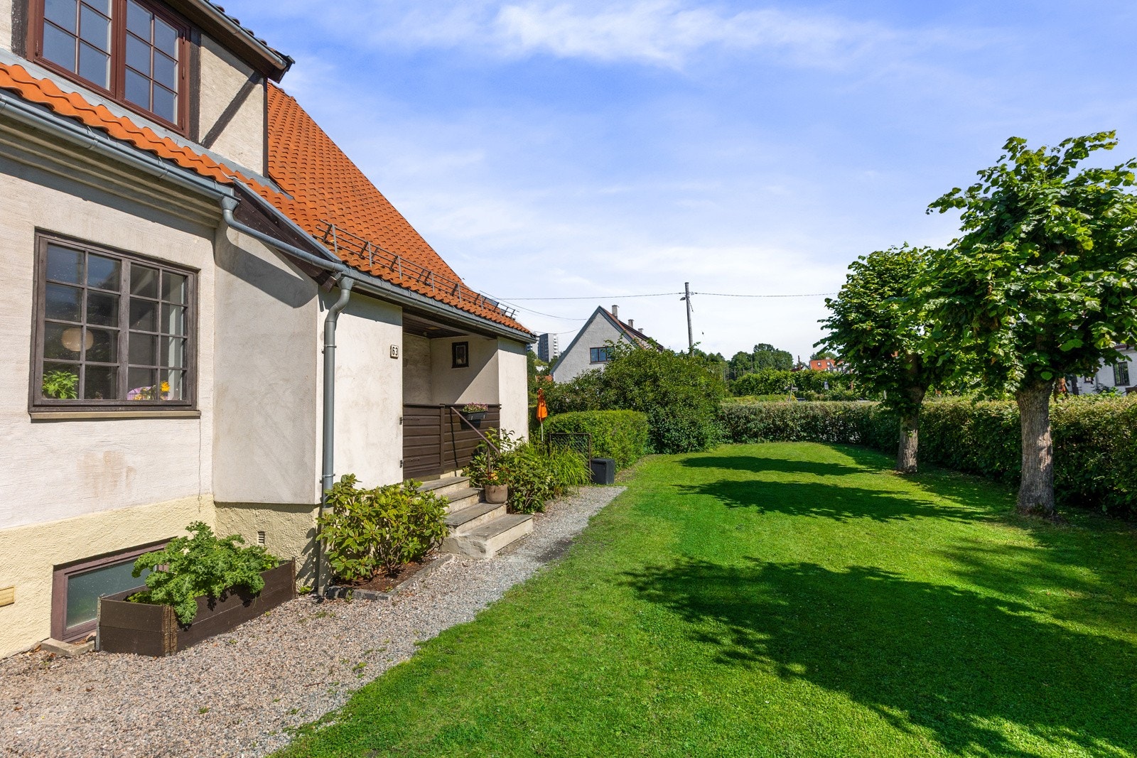 Stor felles hage med utgang fra kjøkken Galleribilde