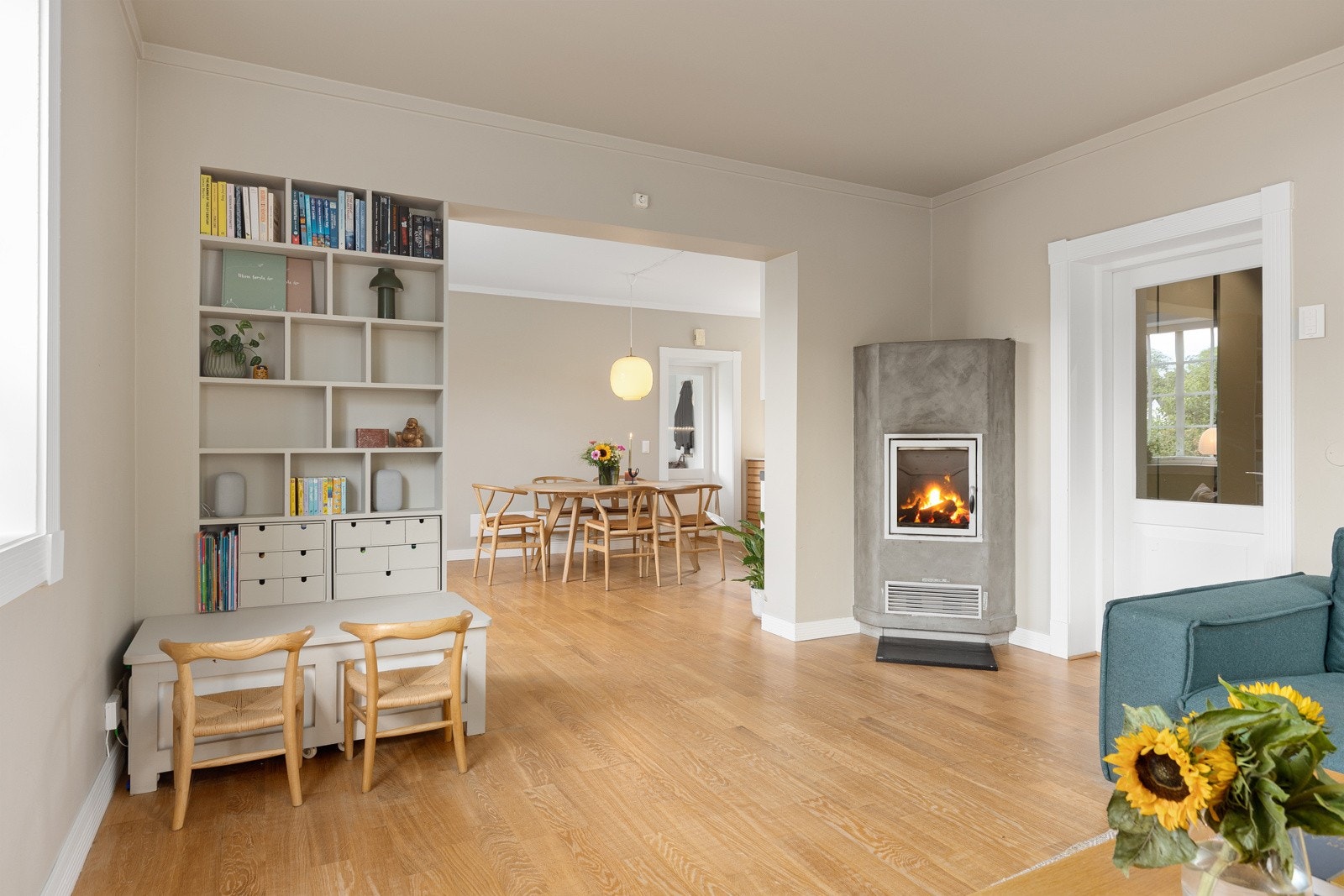 Det er peis i både stuen og ved kjøkkenet Galleribilde