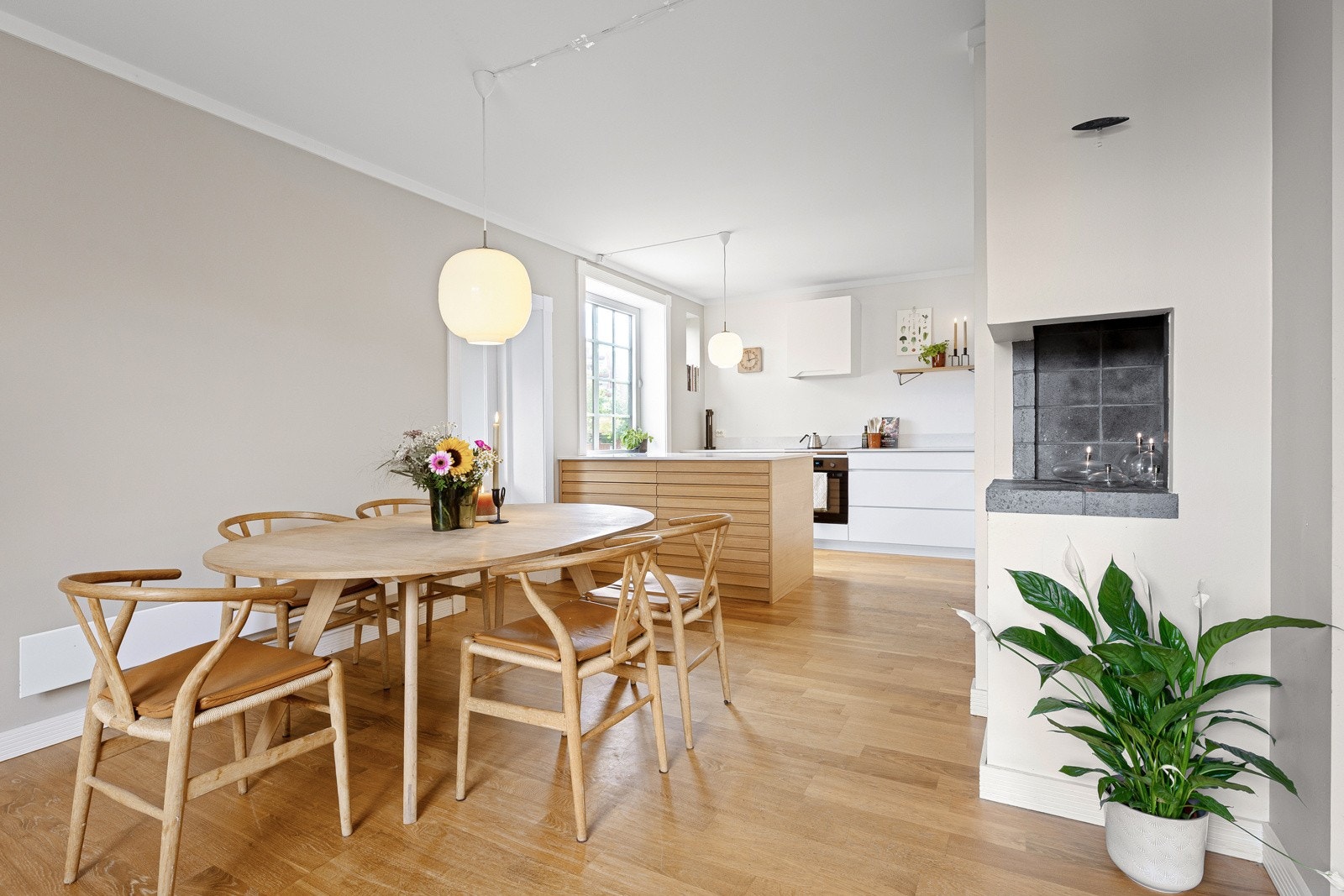 Kjøkkenet gir rikelig med plass til spisebord Galleribilde