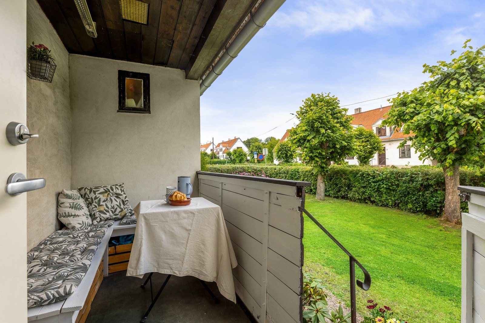 Fra kjøkkenet er det utgang til balkong med videre adkomst til hagen Galleribilde