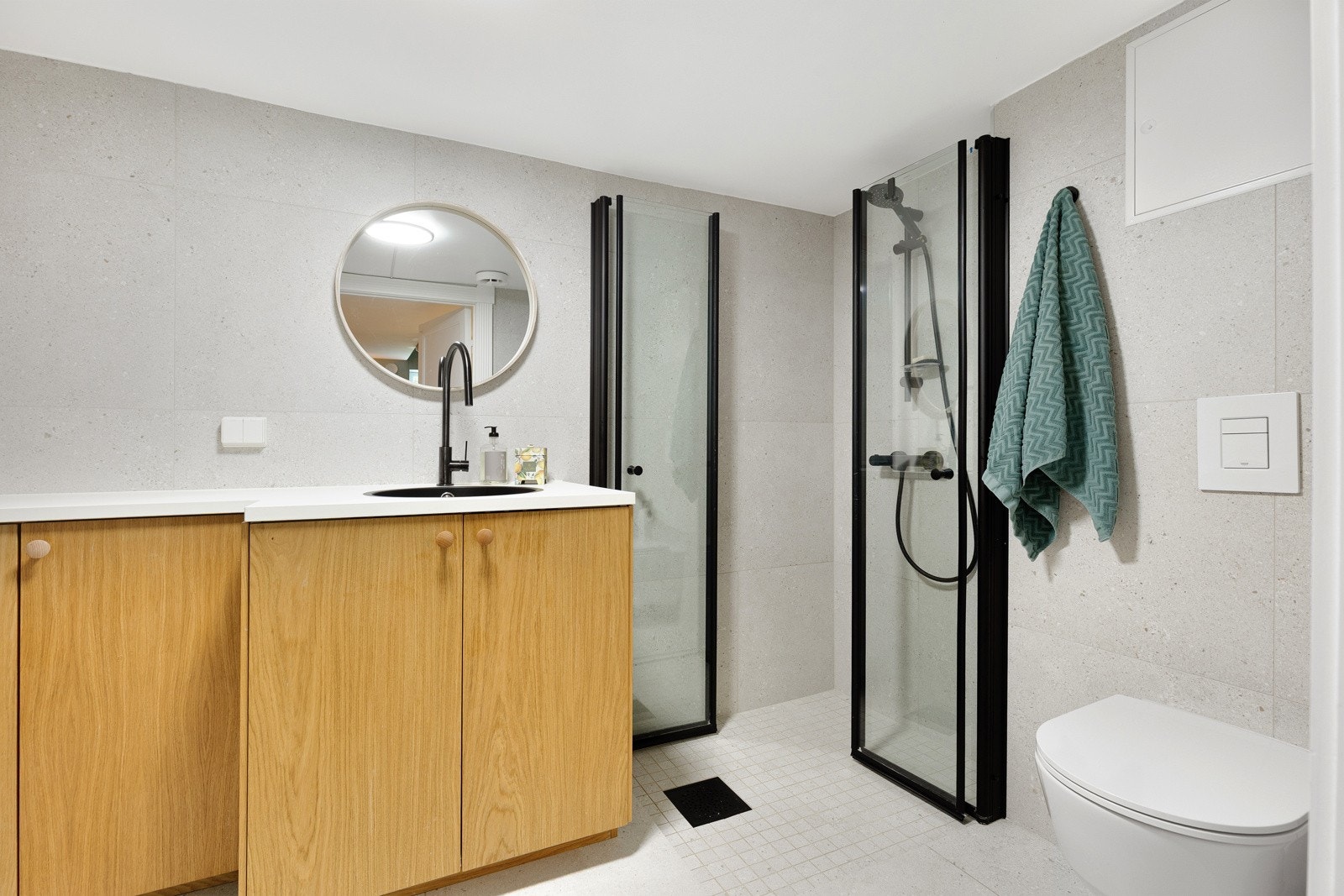 Praktisk vaskerom/bad oppgradert med flis på flis og ny innredning i 2022 Galleribilde