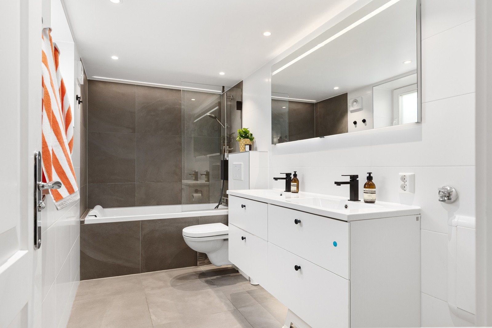 Delikat bad tilknyttet hovedsoverommet fra 2018 Galleribilde