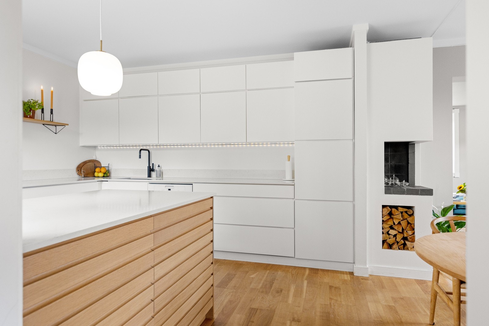 I tilknytning til kjøkkenet finnes en praktisk matbod med gode oppbevaringsmuligheter og plass til fryseskap Galleribilde