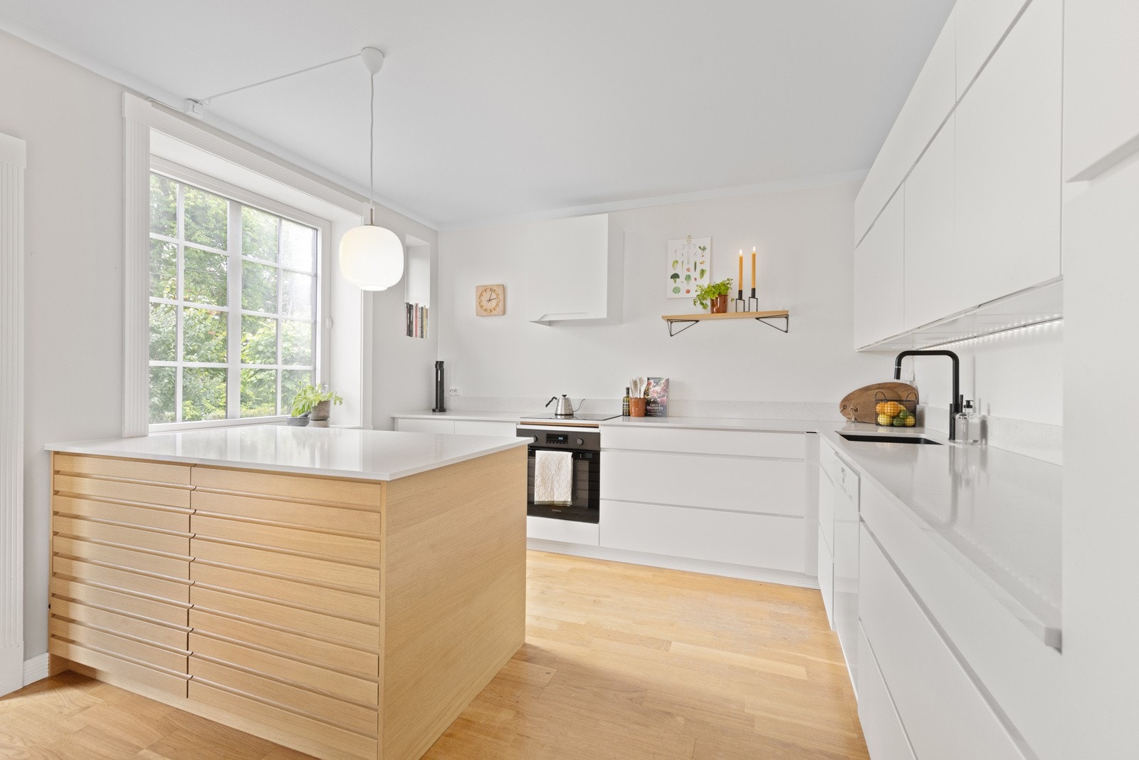 Lekkert spisekjøkken, oppgradert ned ny kjøkkenøy og benkeplate i 2022 Galleribilde