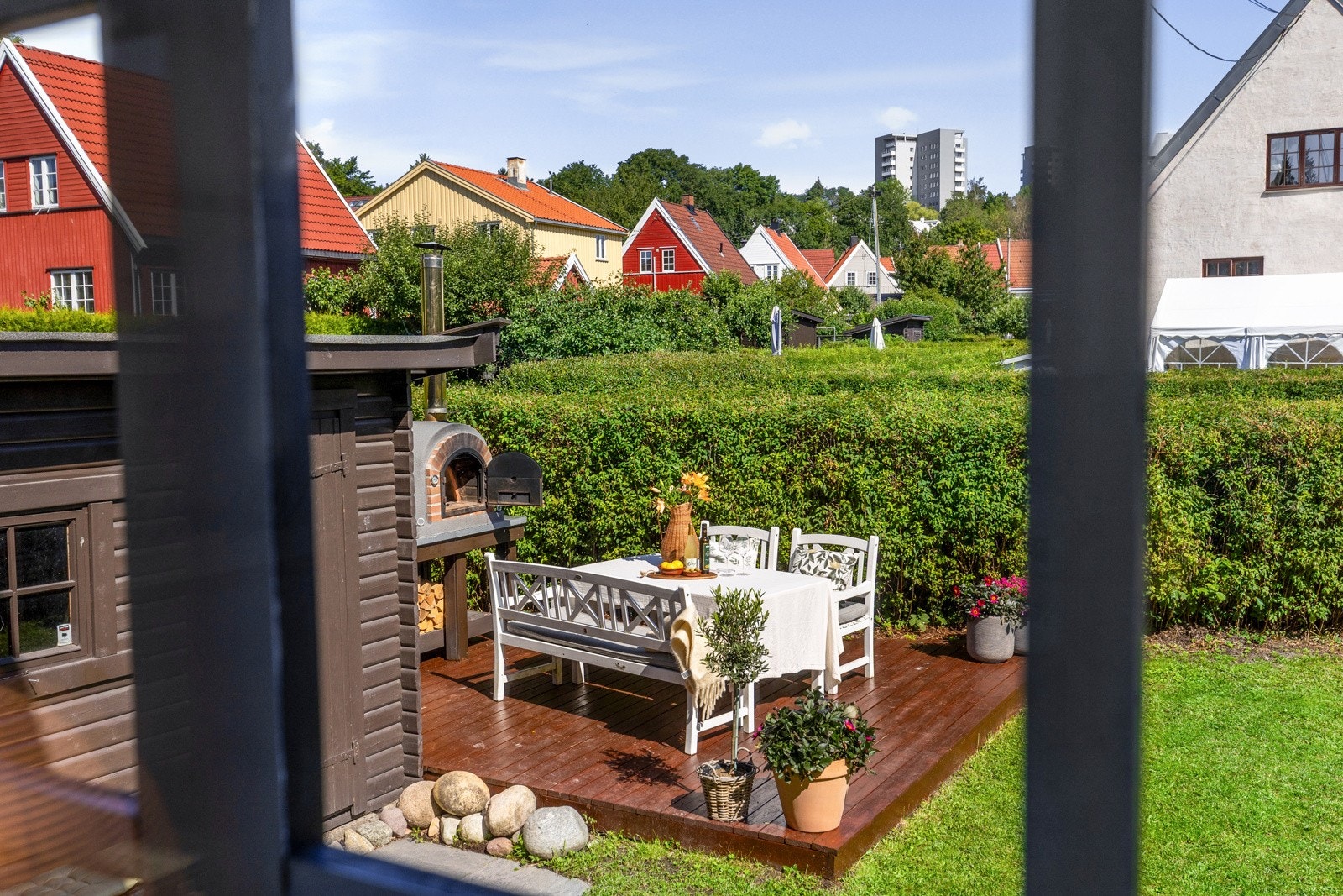 Fra stue og spisestue ser man mot privat hageparsell Galleribilde