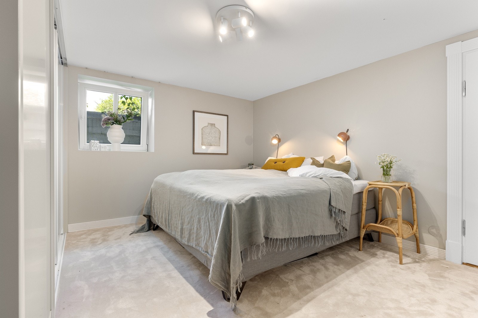 Romslig hovedsoverom med tilgang på eget bad Galleribilde