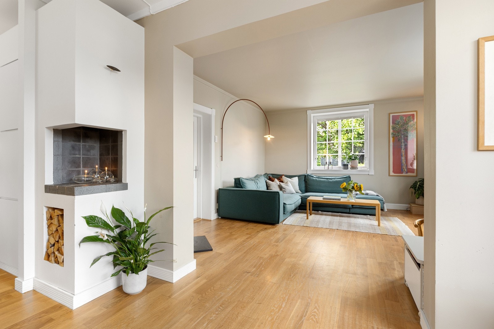 Stuen oppleves lys og luftig med fin inndeling mellom sone for salong og spisestue Galleribilde