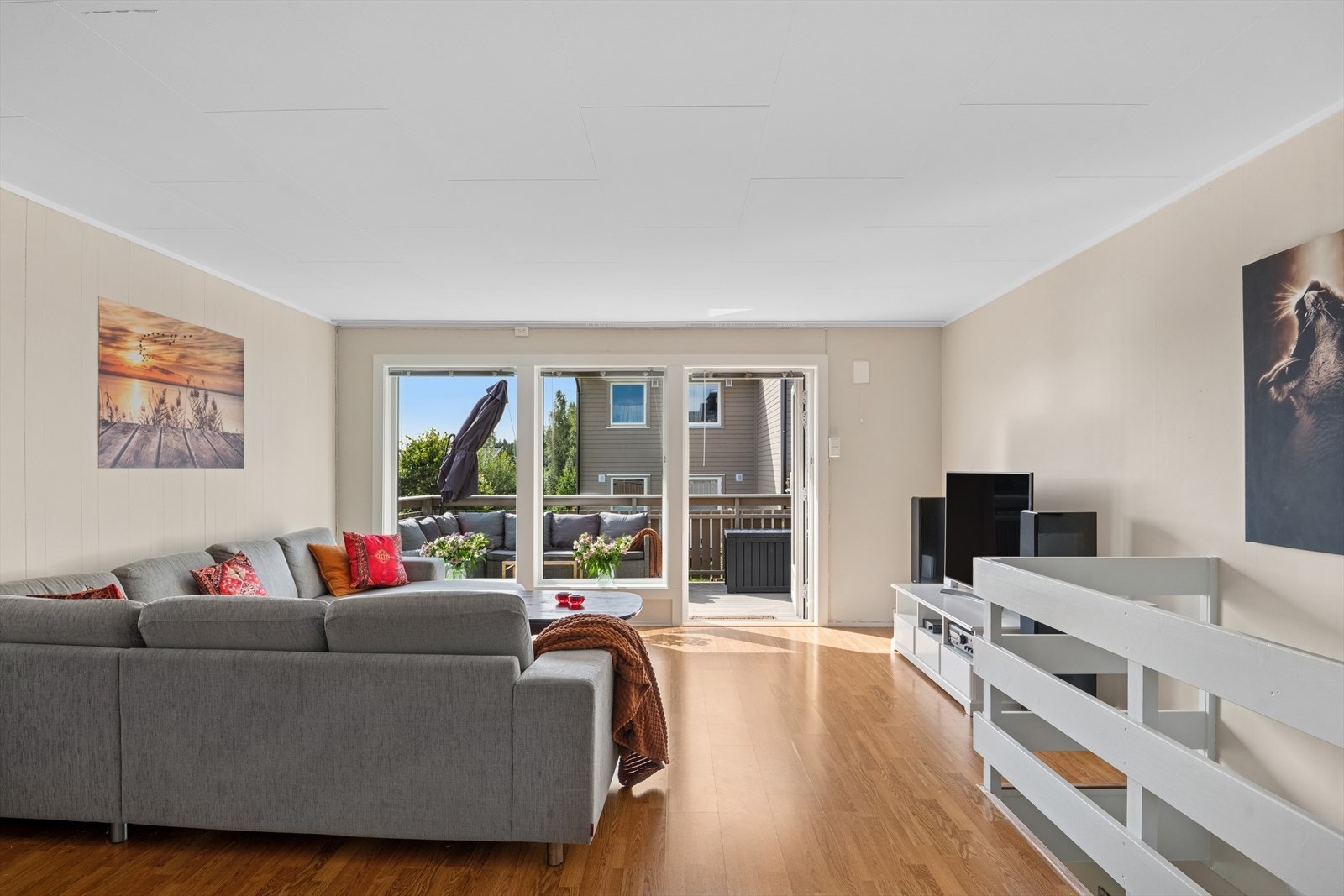 Herfra er det utgang til sørvendt veranda på ca 13m³. Galleribilde