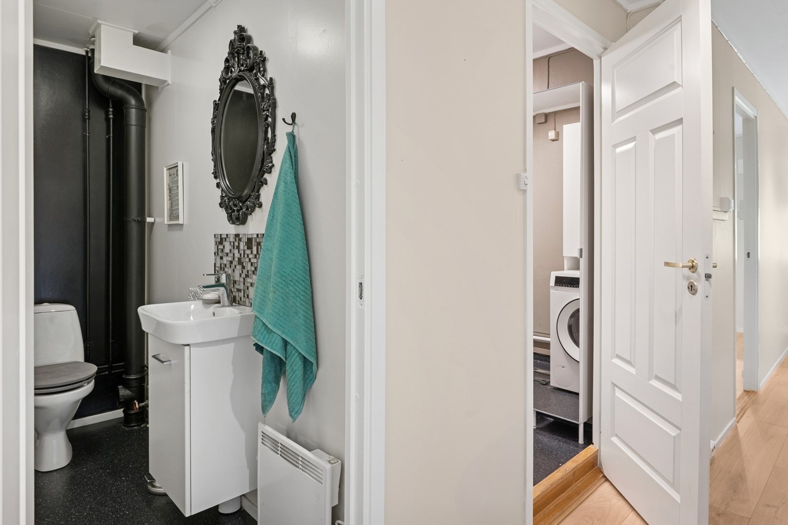 Boligen er innredet med baderom og eget toalettrom beliggende i 1. etasje. Galleribilde