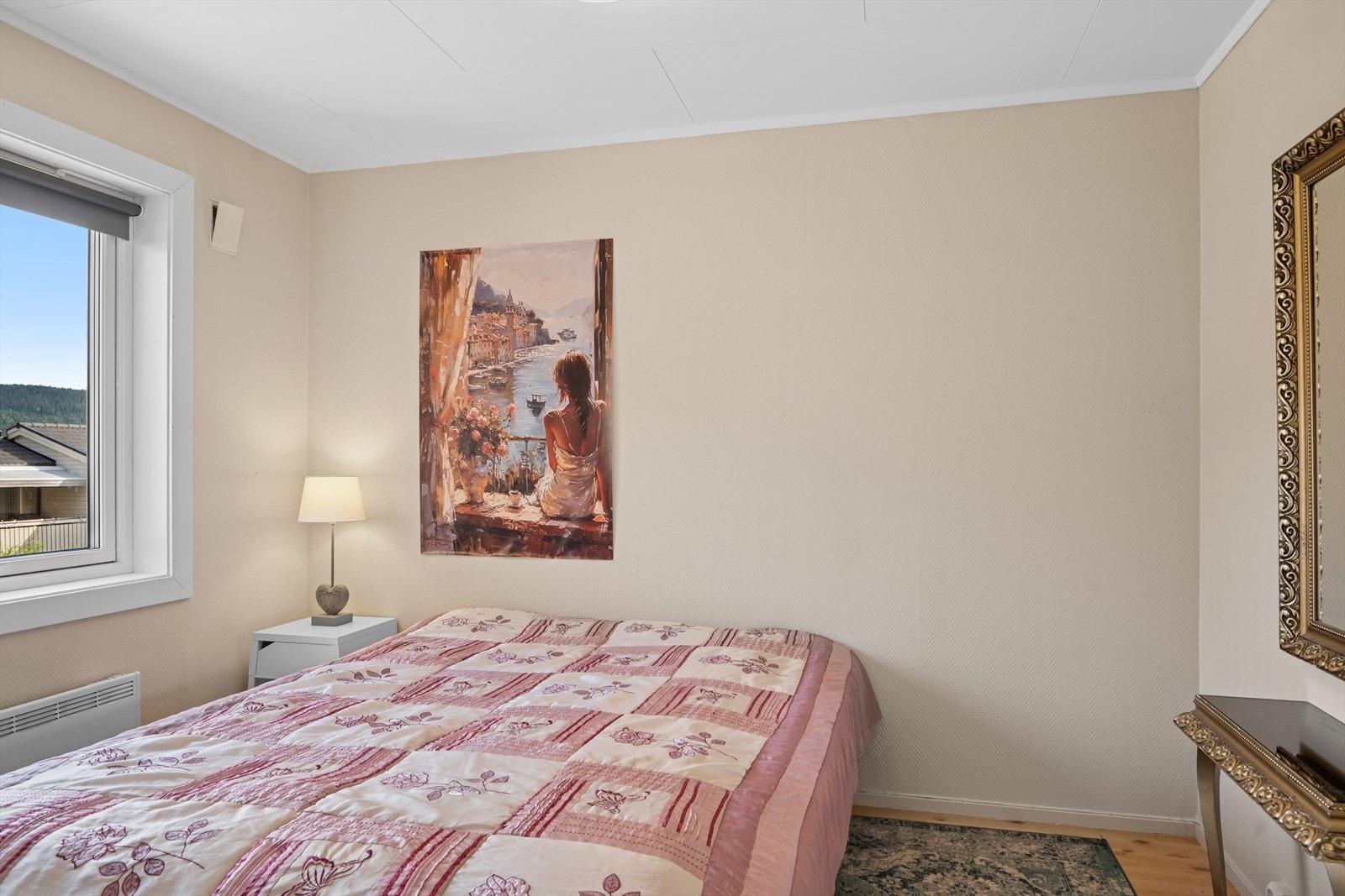 Begge soverommene har god plass til stor seng og tilhørende møblement. Galleribilde