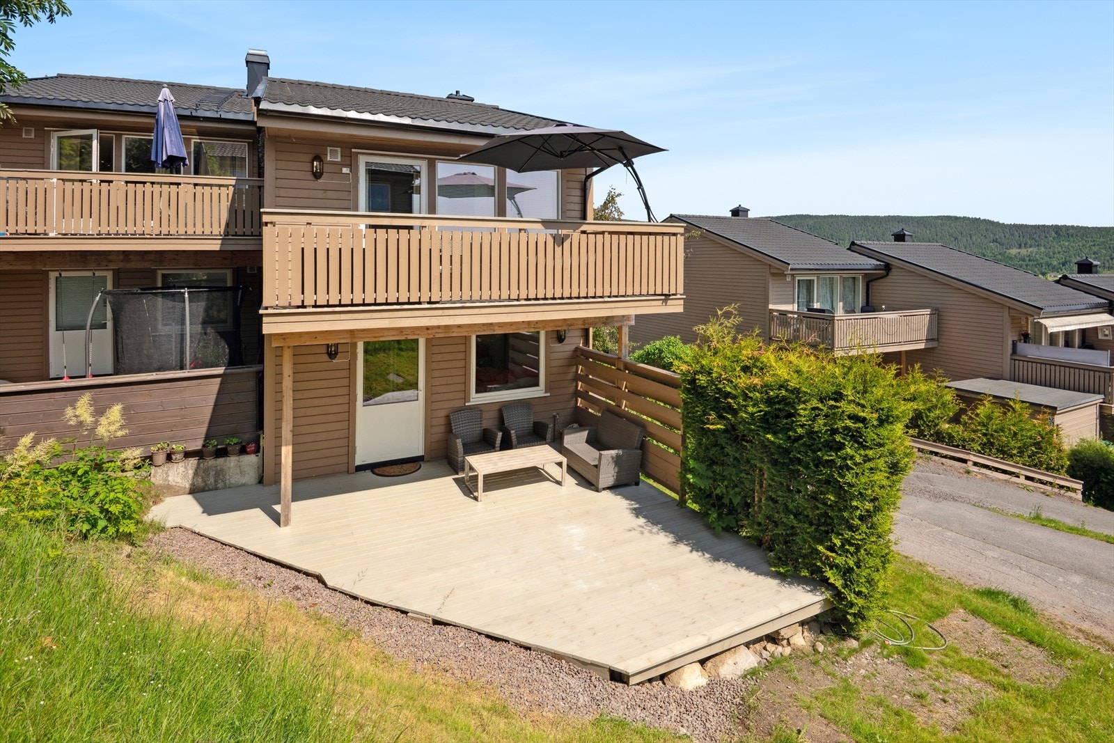 Sørvendt markterrasse på 24m² og veranda fra stuen på ca 13m. Galleribilde