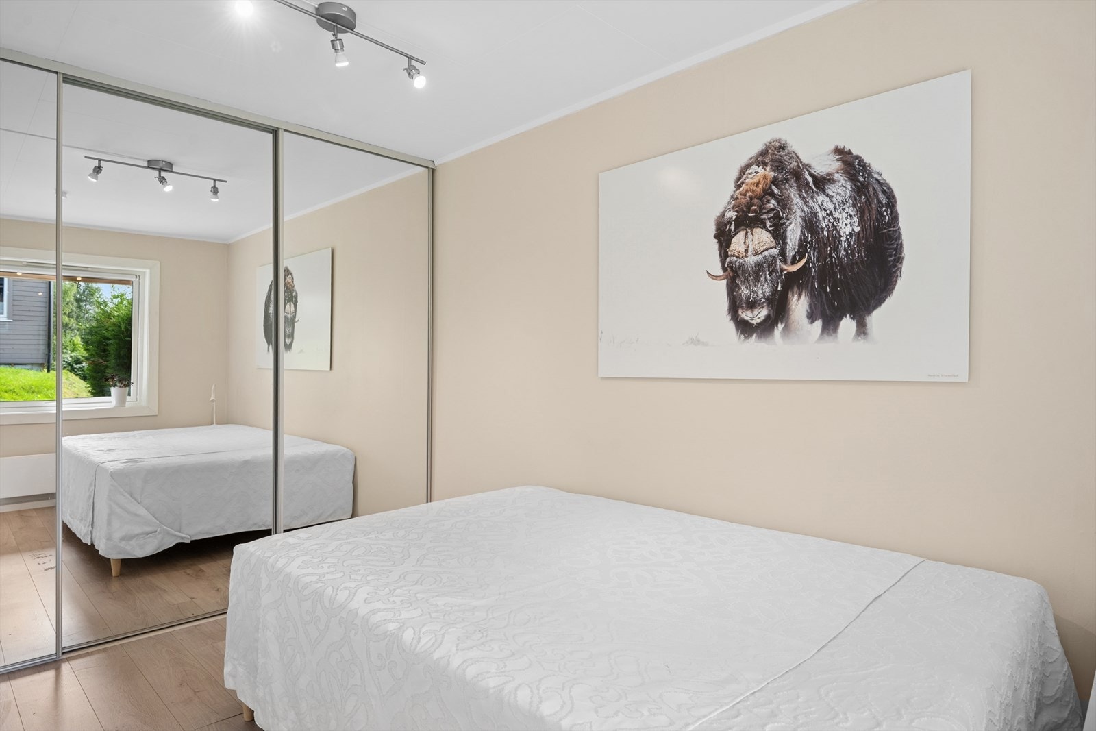 Hovedsoverommet har en stor skyvedørsgarderobe med god plass til oppbevaring. Galleribilde