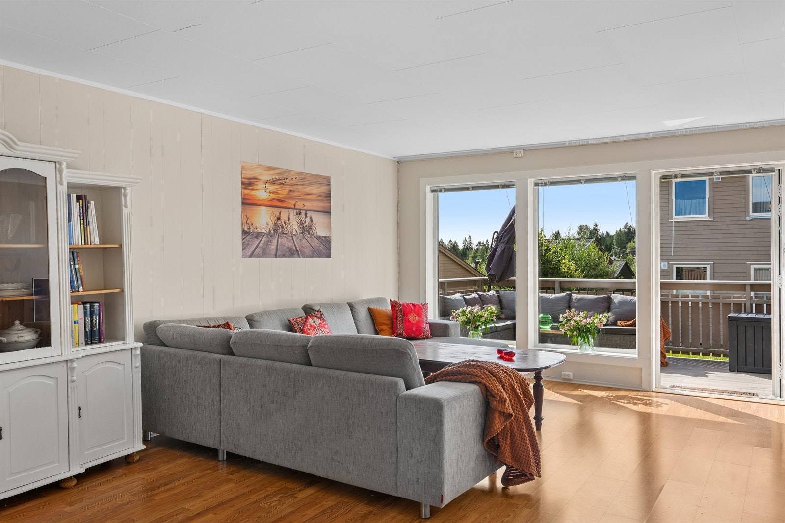 Her er det store vindusflater som slipper inn mye naturlig lys og skaper en god atmosfære i rommet. Galleribilde